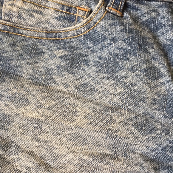 Arizona | Denim Aztec Design Jean Shorts Size 5 - Picture 3 of 7
